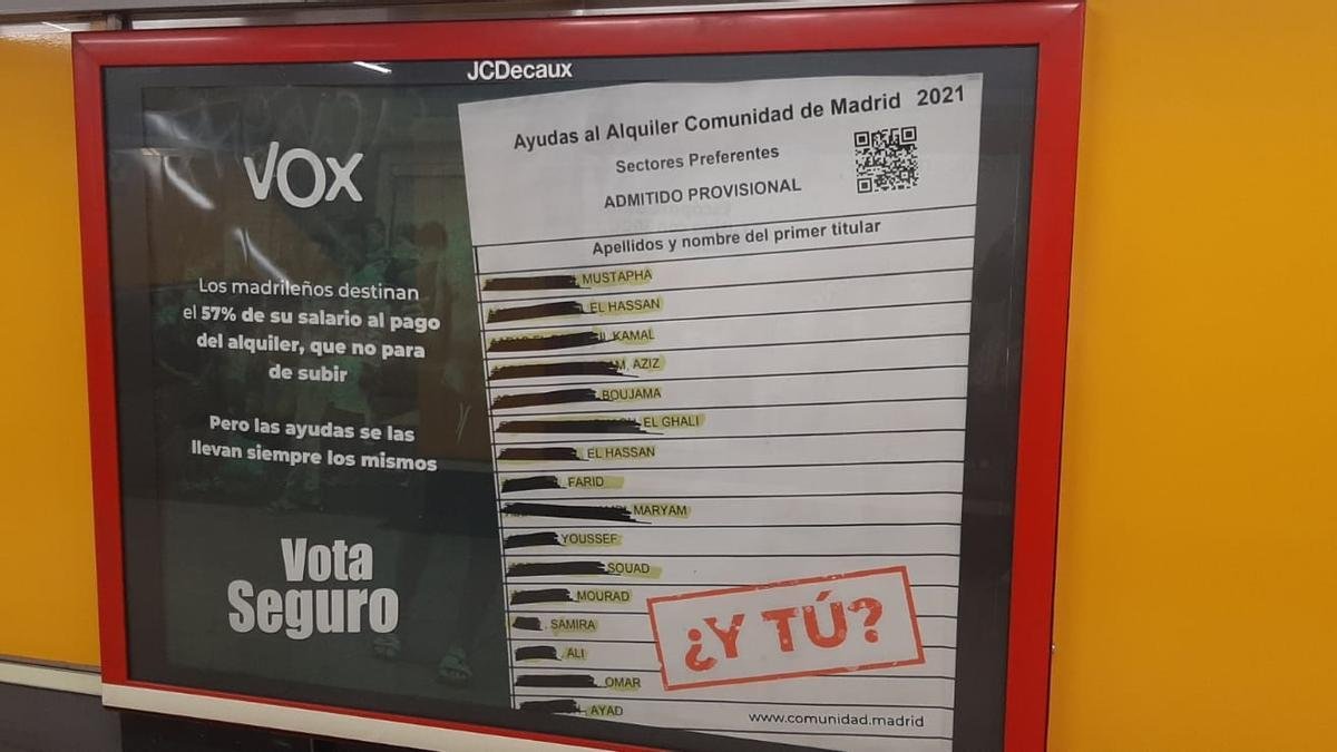 Vox cuelga carteles en el Metro de Madrid para difundir el bulo de que las ayudas para el alquiler se las llevan ''inmigrantes''