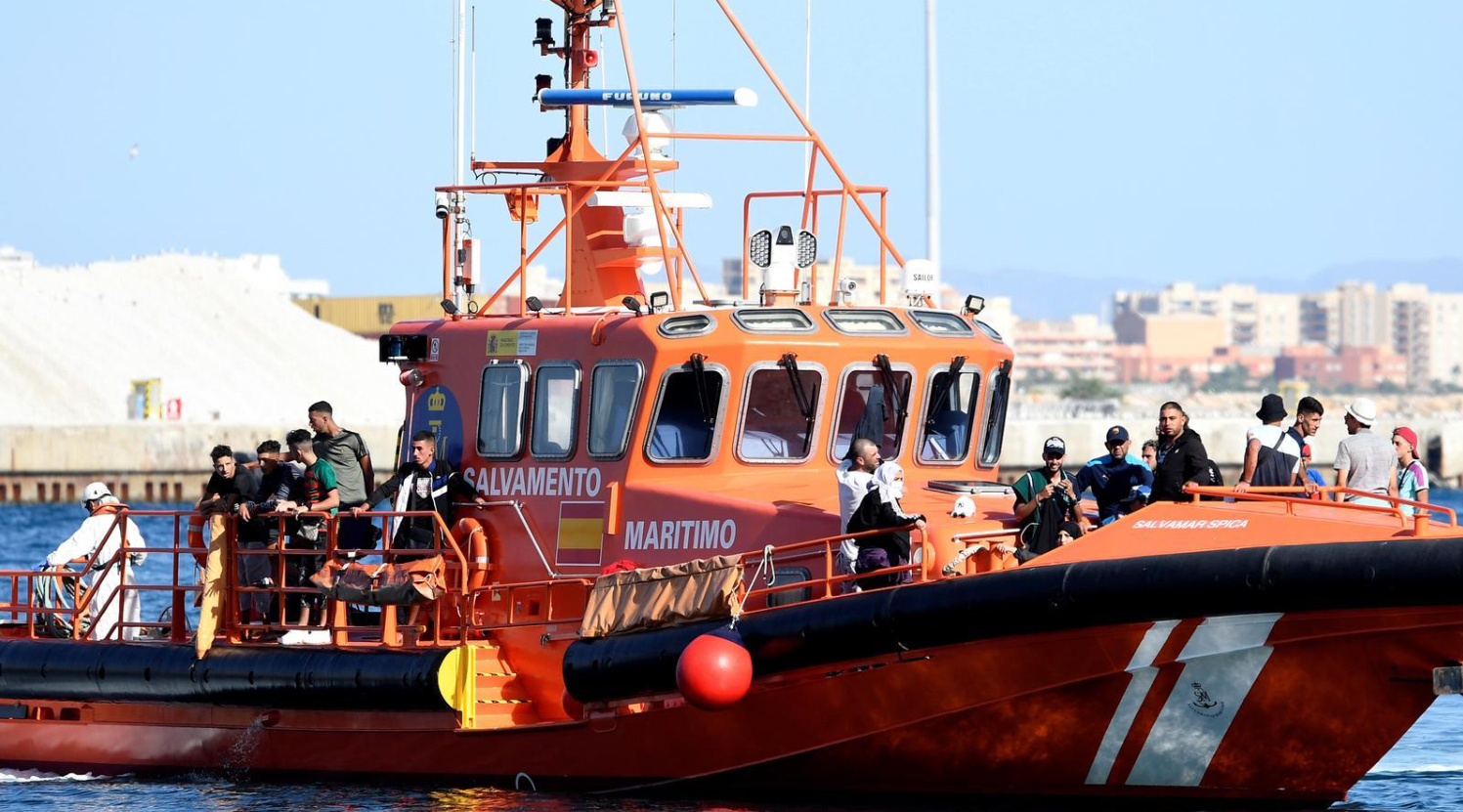 Cuatro personas migrantes han fallecido tras ser obligadas a arrojarse al mar desde una lancha en la costa de Cádiz