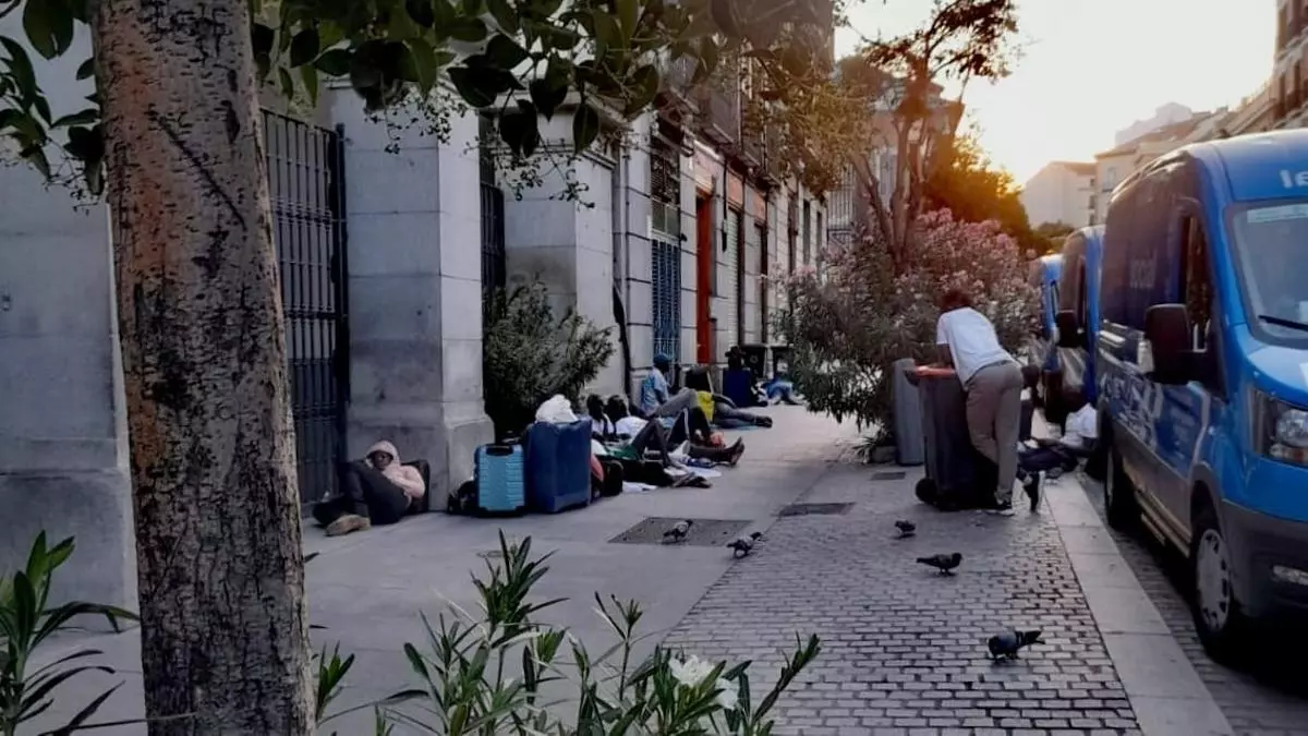 El ayuntamiento de Madrid dejó en la calle a 19 migrantes, la mayoría menores, en plena ola de calor