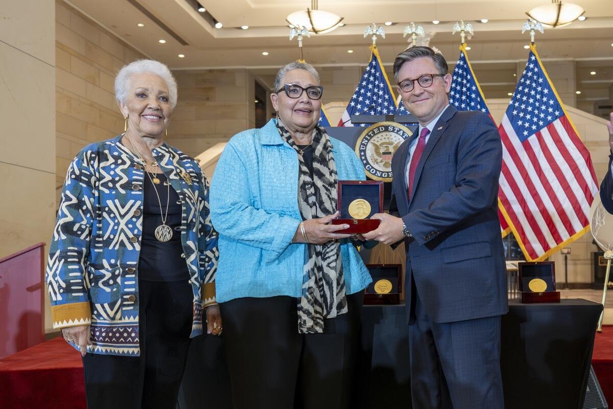 Matemáticas negras de la carrera espacial reciben el mayor honor del Congreso de Estados Unidos